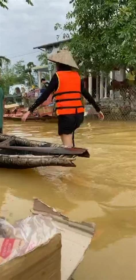 Trong đó, thủy tiên là một trong những nghệ sĩ được nhiều người chú ý nhất. Đăng status 'bóc giá' đồ hiệu Thủy Tiên mặc khi đi cứu trợ ...