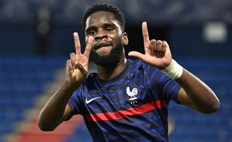 Randal kolo muani (born 5 december 1998) is a french footballer who plays as a striker for french club fc nantes. Un doublé d'Odsonne Edouard et un but de Kolo-Muani offrent la première place de son groupe à l ...