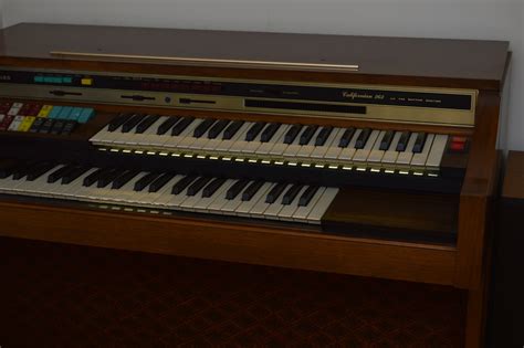 Thomas Californian 263 Electric Organ Bench And Realistic Speakers Ebth