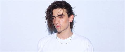 He rose to fame after winning the seventh season of the italian x factor. Michele Bravi rimanda l'uscita di "La geografia del buio" al 2021 | Radio Bruno