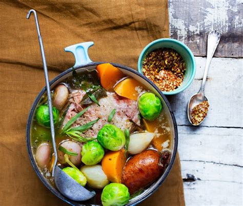 Potée auvergnate aux choux de Bruxelles et légumes racines