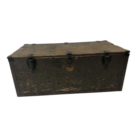At foot locker, we are serious about our passion and enthusiasm for shoes. Vintage Military Green Wood Foot Locker Trunk | Wooden ...