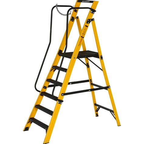 The next best thing is the handgrip, which feels comfortable even with minor tearing after a few months. Platform ladders - Youngman India