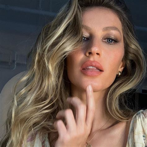 Gisele Bundchen Proves That “natural Glow” Makeup Will Never Get Old
