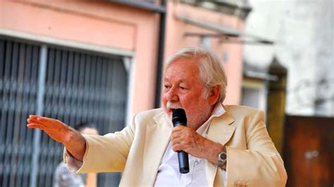 Dopo ore di incertezza sulla sua sorte è arrivata la notizia che il suo mezzo milione di fan non avrebbe mai voluto ricevere: Paolo Villaggio morto, il ricordo a Venezia 3 luglio 2017