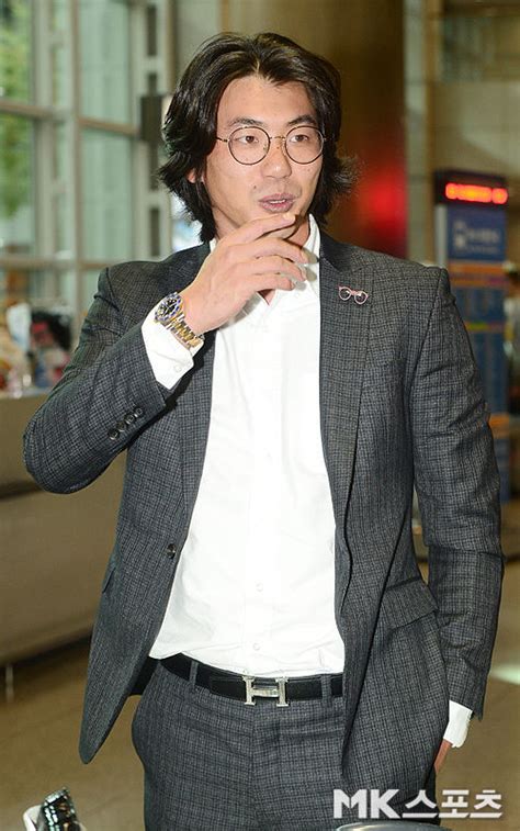 아내는 물론 손수 팻말까지 만들어 나온 아이들도 이리저리 고개를 돌리며 아빠를 찾습니다. 비시즌마다 외모 흑역사 갱신 중인 김광현.jpg | 1boon