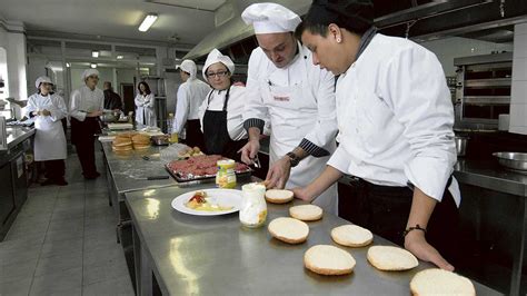 Escuela de cocina y pastelería para profesionales y aficionados. Cocineros desde el primer día de clase