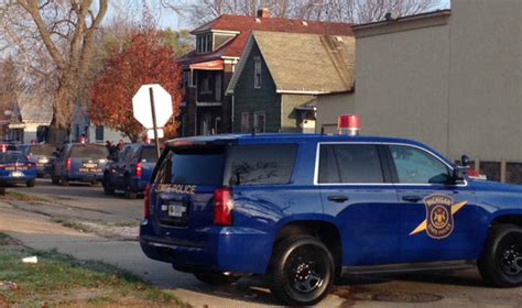 10 hour standoff ends with 1 suspect in custody at least 1 missing in detroit cbs detroit