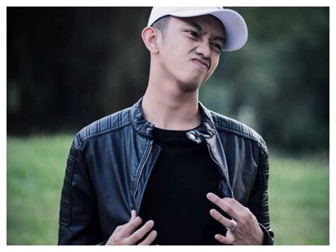 Ismail izzani bidadari official music video. Biodata Penuh Ismail Izzani Penyanyi Lagu Sabar - OH HIBURAN