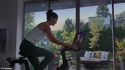 Woman Behind The Infamous Peloton Ad Stars In A Holiday Gin Ad For Ryan Reynolds Daily Mail Online