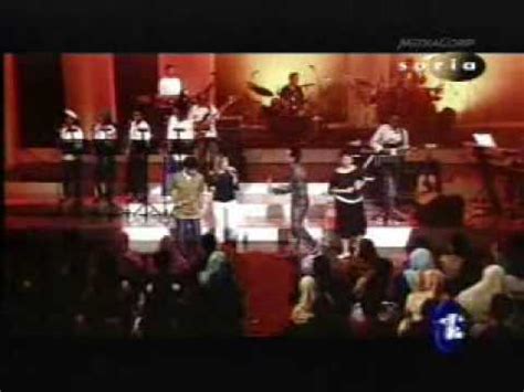 Ketika masih bersekolah menengah, achik dan nana sering bergandingan dalam persembahan duet di majlis kenduri kahwin. Konsert Solo Achik Spin & Siti Nordiana Part 2 - YouTube