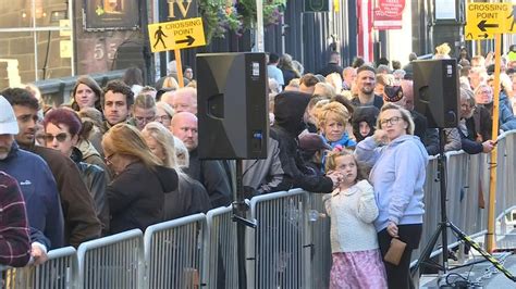 People queue to pay respects to Queen Elizabeth II in Edinburgh | AFP