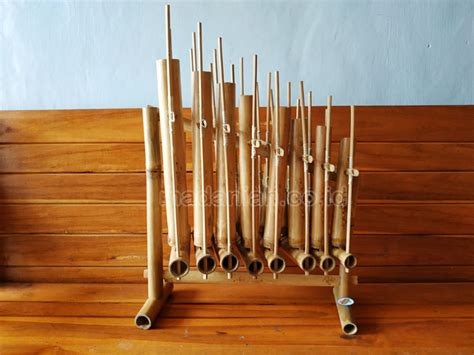 Alat musik non tradisional khas maluku ini sesungguhnya diimpor dari bangsa portugis semenjak abad ke 15m. Distributor Alat Musik Tradisional Angklung Aceh • Madaniah™