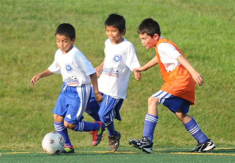 Ver más ideas sobre niño jugando futbol, niños jugando, dibujos para niños. 5 cosas por las que apuntar a tu hijo a un equipo de fútbol