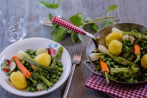 Je file dans le jardin grapiller les derniers légumes que je peux trouver et je retourne en cuisine avec une tendre pensée pour ma maman qui nous a toujours réalisé une jardinière de légumes à damner un saint. Jardinière de légumes | Jardiniere legumes, Cuisine ...