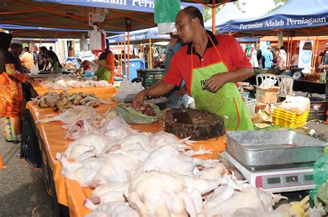 Kiah adalah seorang peniaga kerepek yang telah berniaga selama lapan tahun. T E G A N U K I TA: Peniaga ayam pasar tani ikut arahan KPDNKK