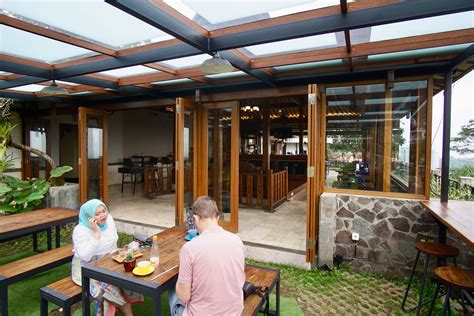 Penasaran seperti apa desain rumah minimalis 1 lantai? The Soko, Bandung: Tempat Nongkrong Asik di Dago Atas ...