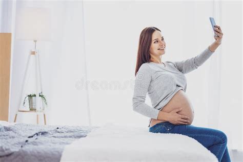 Femme Enceinte Avec Plaisir Rendant Visite Un Docteur Image Stock