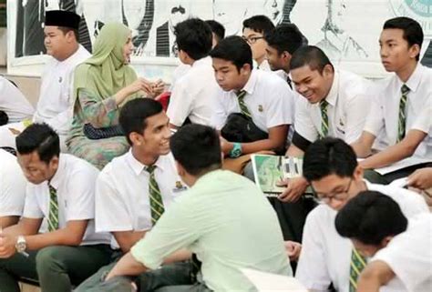 Ia merupakan peperiksaan kebangsaan yang utama, yang ditadbir secara berpusat dengan elemen penilaian kerja kursus yang ditadbir oleh sekolah dan diambil di akhir pendidikan sekolah menengah. Analisis Keputusan Peperiksaan Sijil Pelajaran Malaysia ...