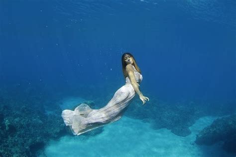 Engaged Couples Underwater Photo Shoot Might Seem Crazy But Its
