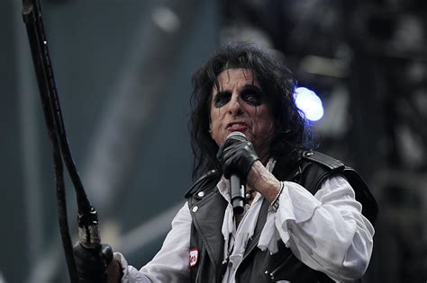 Alice Cooper Details Worst Drug High First Joint With Hendrix