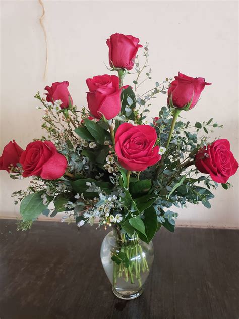 5 classic dozen roses arranged in a vase flower school 101