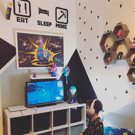 mum transforms sons room   gaming themed bedroom  dreams
