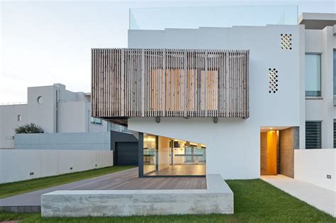 House Uses Operable Wood Louvers For Temperature Control