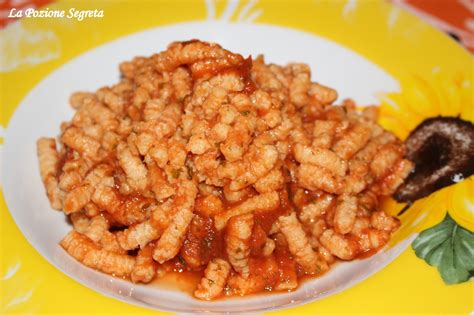 Qui descriviamo la versione base. La Pozione Segreta: Passatelli al sugo di pomodoro