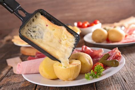 フランスの郷土料理ラクレットとは濃厚チーズを楽しむ冬の逸品 FRANCE 365最新のフランス旅行情報現地情報