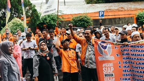 Savesave slip gaji pt for later. Gaji Sempat Tertunda, Pegawai PT Pos Indonesia Hari Ini akan Demonstrasi di Kementerian BUMN ...