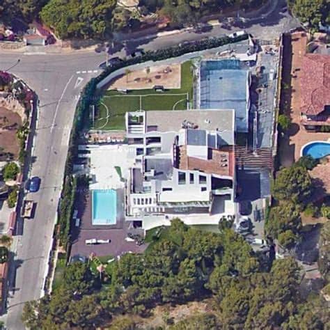 Leo messi muestra a la familia messi al completo. Lionel Messi's House in Castelldefels, Spain (#3 ...