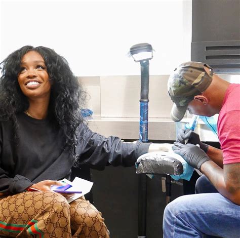 Sza Getting A Tattoo 5 8 18 She Is Gorgeous Beautiful Person Black