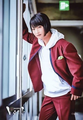 Official Photo Male Actor Yusuke Akiba Kasumi Above The Knee Right Hand Raised