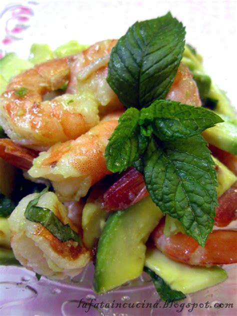 È fresca e si adatta a tavola anche quando le temperature sono piuttosto alte… facilissima da preparare è un. Insalata di gamberi e avocado | Insalata di gamberi ...
