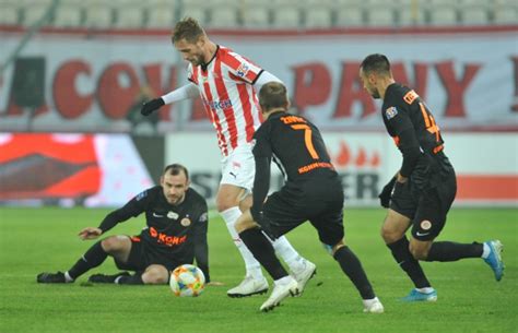 Zagłębie nie dość, że w lidze przegrało z wartą 0:1, a wcześniej zremisowało z lechem poznań 0:0 i przegrało z wisłą płock 0:2, to jeszcze odpadło z rozgrywek pucharowych i to z drugoligową chojniczanką chojnice. Cracovia wiceliderem po wygranej z Zagłębiem - Kibice.net