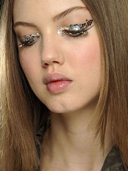 13 Holiday Hair And Makeup Ideas To Steal From The Runway Catwalk
