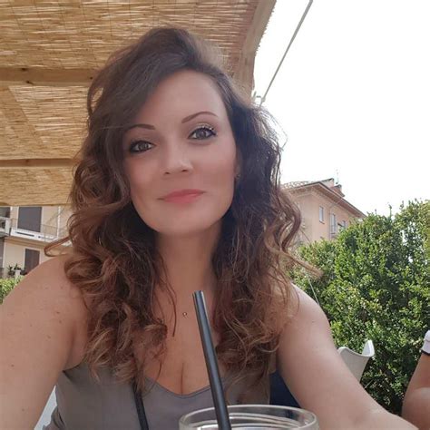 Per te che non scrivi più lettere d'amore, e osservare il cielo non ti tranquillizza più, niente ti tranquillizza più. Impara ad amarti - Home | Facebook