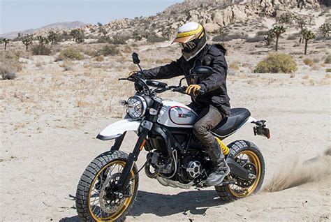 Triumph Scrambler Xe Vs Ducati Desert Sled Reviewmotors Co