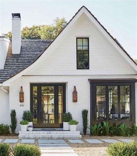 40 Stunning White Farmhouse Exterior Design Ideas 24
