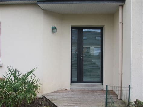 Pour votre porte palière d'appartement, nous vous présentons des modèles de portes blindées répondant aux exigences de sécurité et aux décors imposés par les copropriétaires. Pose de porte d'entrée aluminium contemporaine et design ...