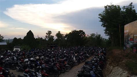 The malay stalls start on the left and meet in the middle with the chinese stalls. Puncak Sosok Wisata Alam Yang Instagramable di Malam Hari ...