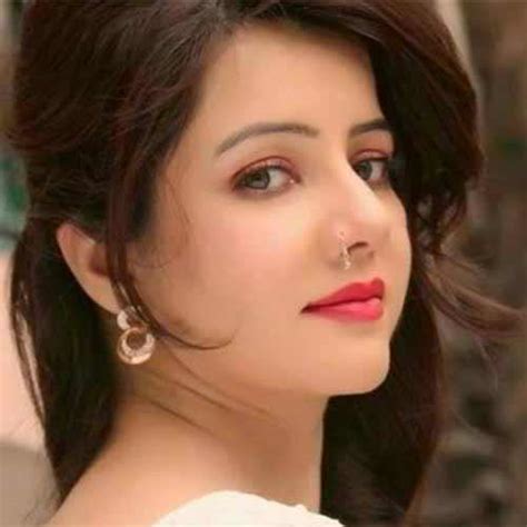 Pak Singer Rabi Pirzada Quits Showbiz After Her Private Pics Get Leaked