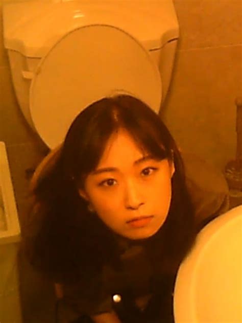 매우 흥미 진진합니다 한국교회 화장실에 몰래카메라가 있고 이상한 청결도에 손을 씻으면서 똥을 싸는 그녀 인색 한 고양이
