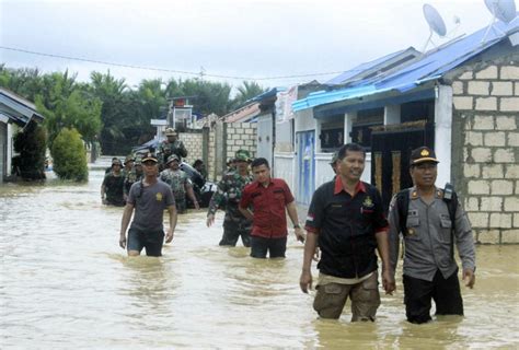Toll In Indonesia Floods Landslides Now 79 Eastern Mirror
