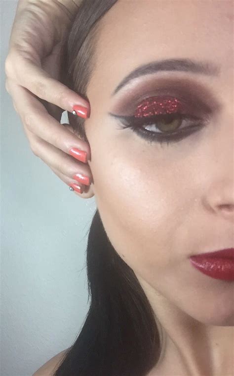 Red Glittery Fall Makeup Look The Pop Of Glitter Makes The Fall Looks