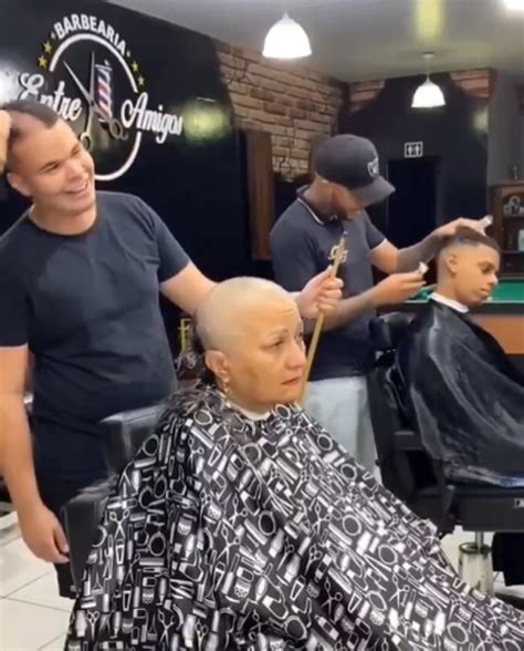 See Hairdresser Shaves Head In Solidarity With Mother Fighting Cancer