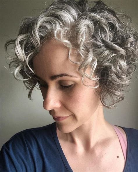 I found my first gray hair at around 16 years old, but i've heard of women finding them as early as age 7. 10 Alluring Curly Bob Hairstyles with Weave - WeTellYouHow