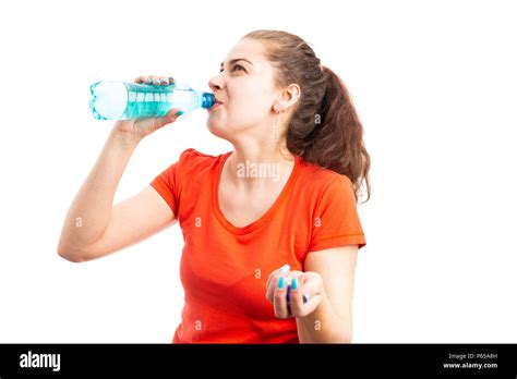 Mujer Joven Hidratante Por Beber Agua De Botella Como Verano Caluroso