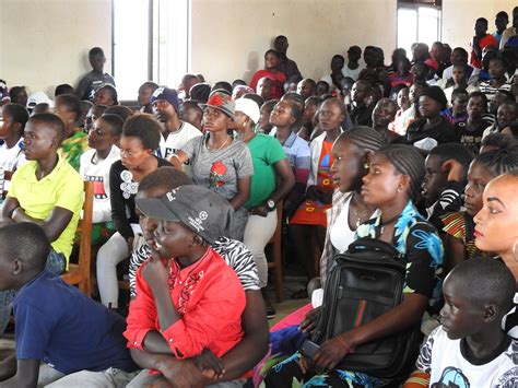 As the virus spreads through the body, it damages the immune system. 188c Ebola Bekämpfung in Mahagi - Tukolere Wamu e.V.